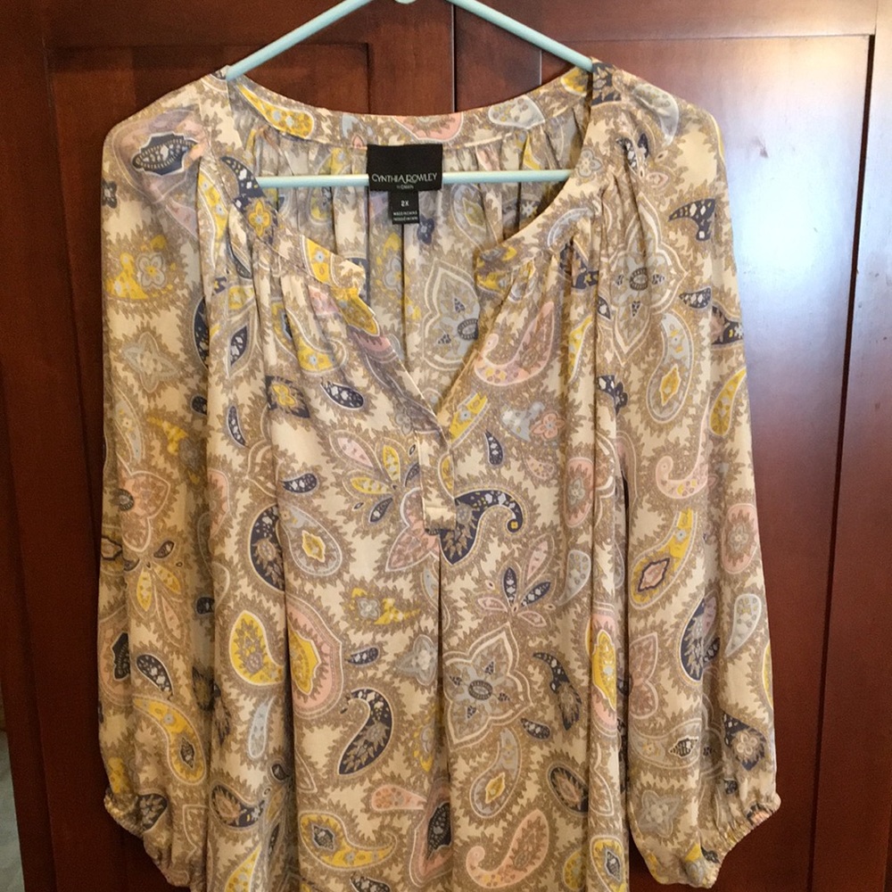 Cynthia Rowley woman 2X gray and pastel paisley tunic top.